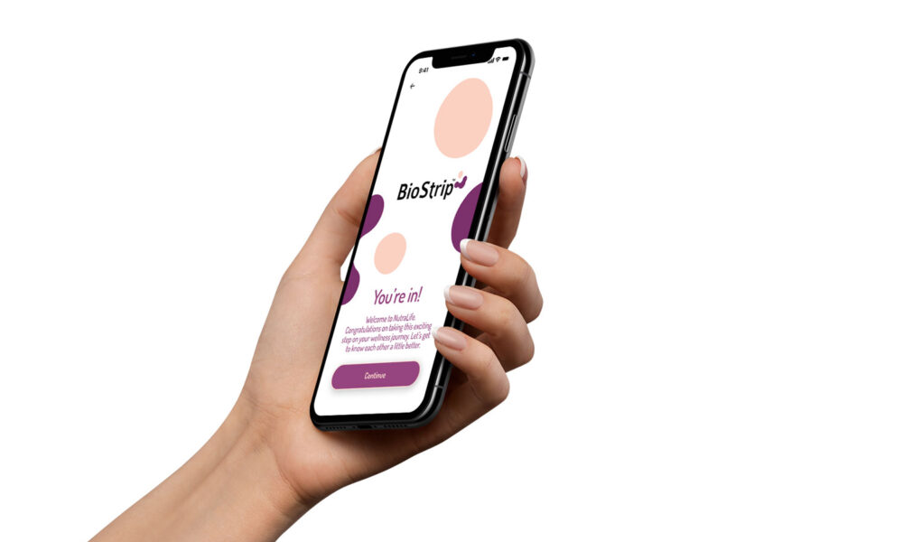 Mano che tiene uno smartphone che mostra la schermata di benvenuto dell'App NutraLife AI