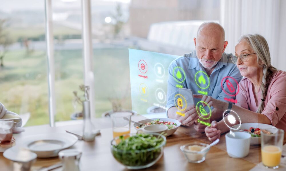 due persone senior (uomo e donna) che usano l'App Nutralife e in sovrimpressione delle icone che vedono a schermo