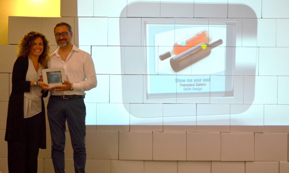 Francesco Galiero riceve il premio One More Pack per l'etichetta Show me your soul di Vini A Casa.